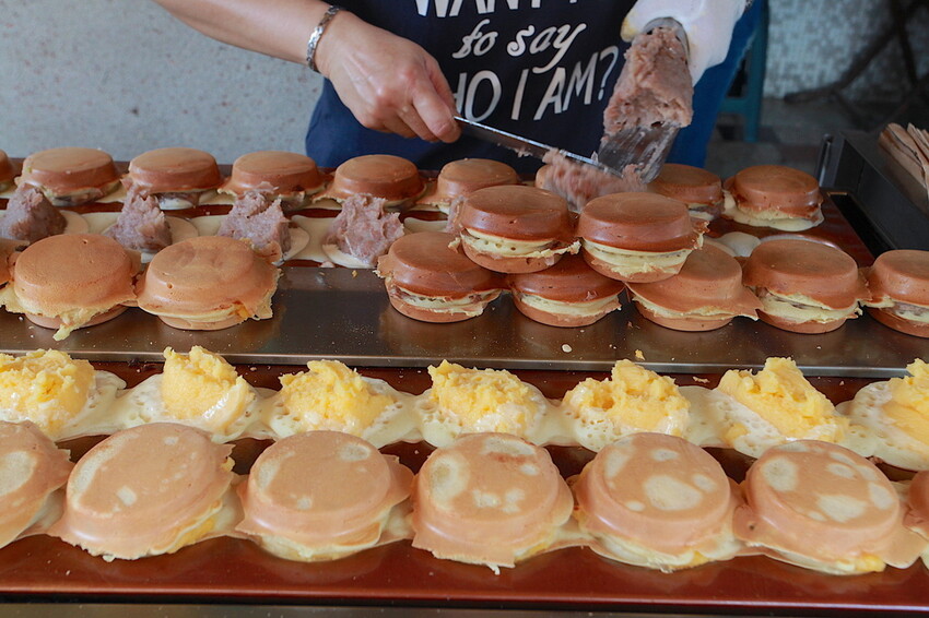 台南市南區吃。台南市｜南區。「一中街大輪紅豆餅」飄香超過20年老字號紅豆餅店，會爆漿的內餡CP值堆高高「一中街大輪