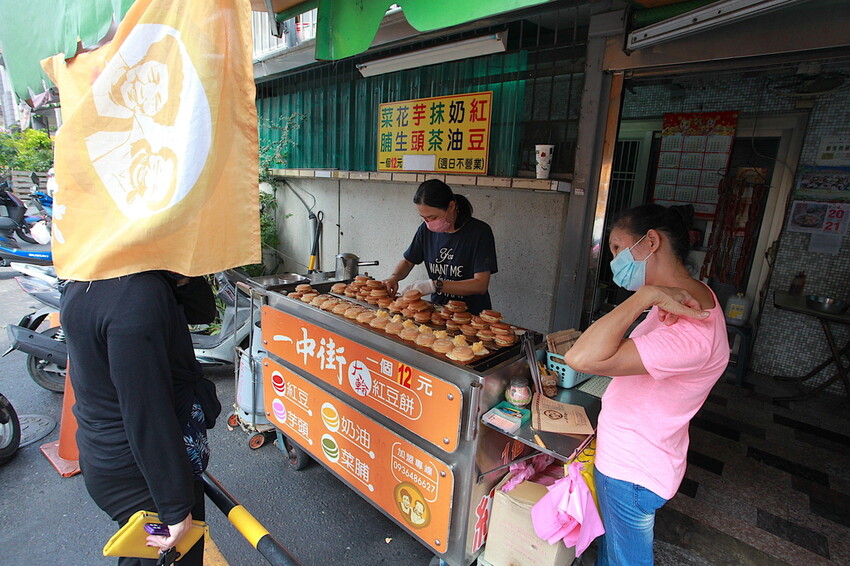 台南市南區吃。台南市｜南區。「一中街大輪紅豆餅」飄香超過20年老字號紅豆餅店，會爆漿的內餡CP值堆高高「一中街大輪