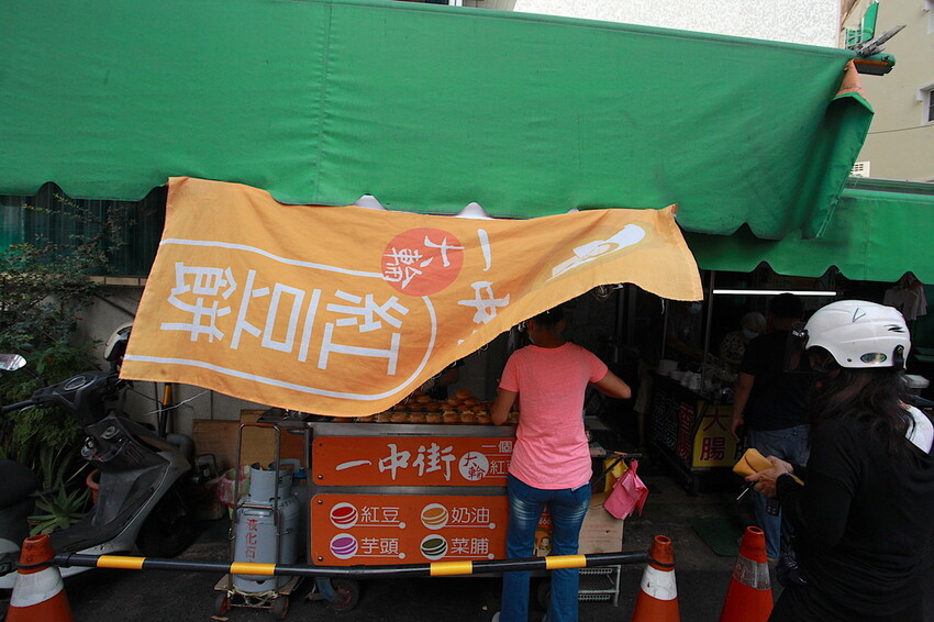 台南市南區吃。台南市｜南區。「一中街大輪紅豆餅」飄香超過20年老字號紅豆餅店，會爆漿的內餡CP值堆高高「一中街大輪