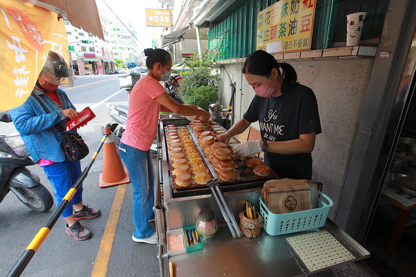 台南市南區吃。台南市｜南區。「一中街大輪紅豆餅」飄香超過20年老字號紅豆餅店，會爆漿的內餡CP值堆高高「一中街大輪
