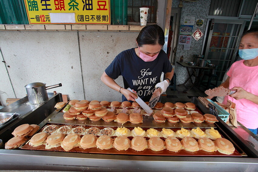 台南市南區吃。台南市｜南區。「一中街大輪紅豆餅」飄香超過20年老字號紅豆餅店，會爆漿的內餡CP值堆高高「一中街大輪