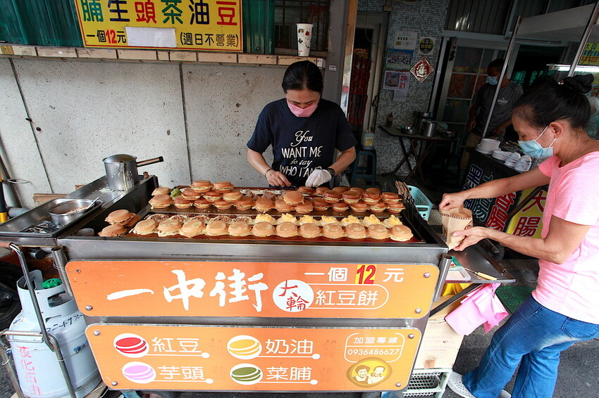 台南市南區吃。台南市｜南區。「一中街大輪紅豆餅」飄香超過20年老字號紅豆餅店，會爆漿的內餡CP值堆高高「一中街大輪