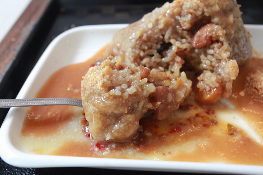 高雄市苓雅區吃。高雄美食|苓雅區。「成粿商行」幾位年輕人研發創立這間專賣傳統古早味美食,有賣碗粿、肉粽、排骨蔬菜