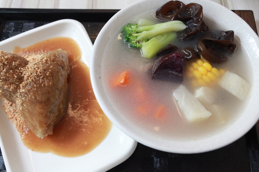 高雄市苓雅區吃。高雄美食|苓雅區。「成粿商行」幾位年輕人研發創立這間專賣傳統古早味美食,有賣碗粿、肉粽、排骨蔬菜