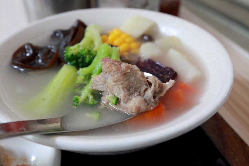 高雄市苓雅區吃。高雄美食|苓雅區。「成粿商行」幾位年輕人研發創立這間專賣傳統古早味美食,有賣碗粿、肉粽、排骨蔬菜