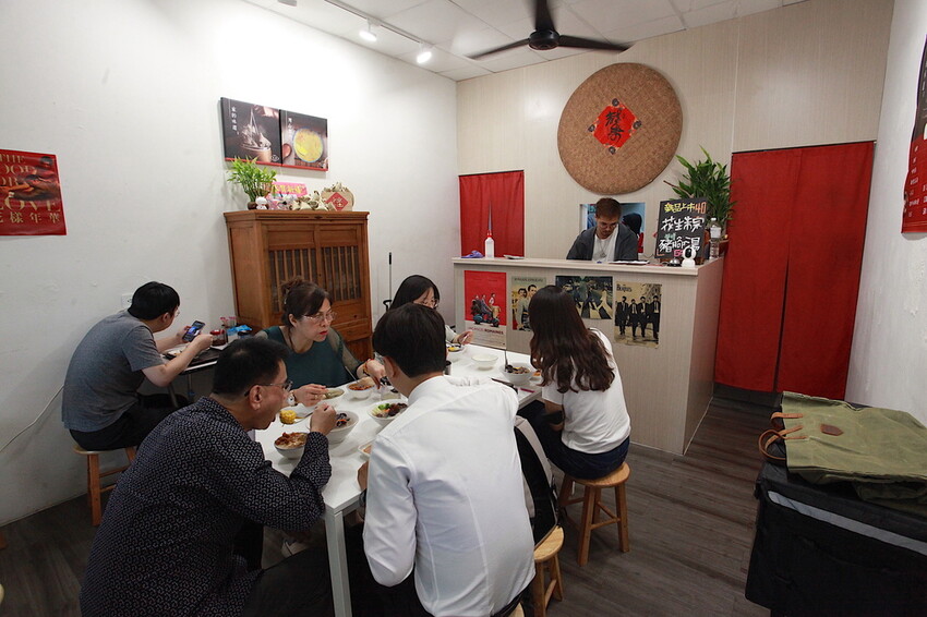 高雄市苓雅區吃。高雄美食|苓雅區。「成粿商行」幾位年輕人研發創立這間專賣傳統古早味美食,有賣碗粿、肉粽、排骨蔬菜