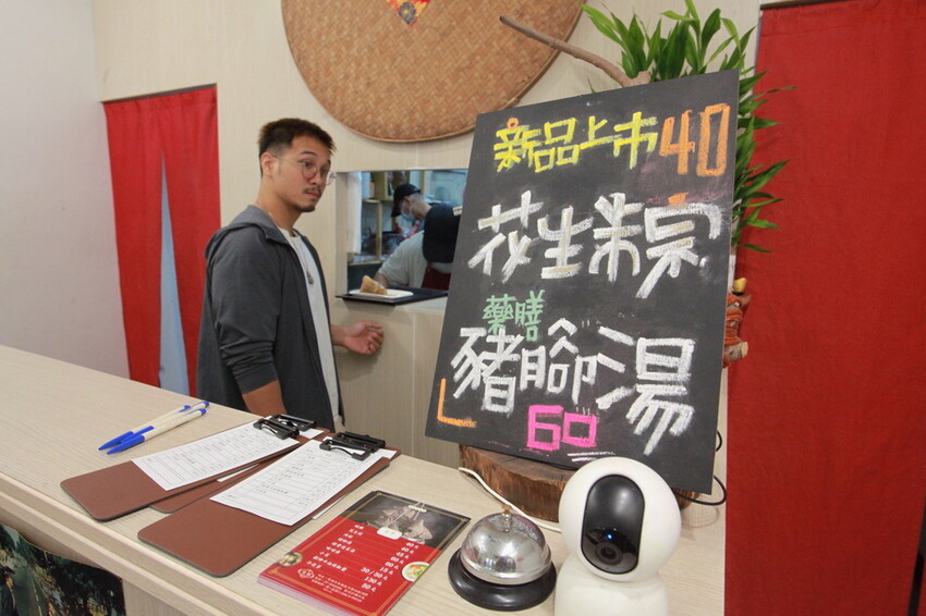 高雄市苓雅區吃。高雄美食|苓雅區。「成粿商行」幾位年輕人研發創立這間專賣傳統古早味美食,有賣碗粿、肉粽、排骨蔬菜