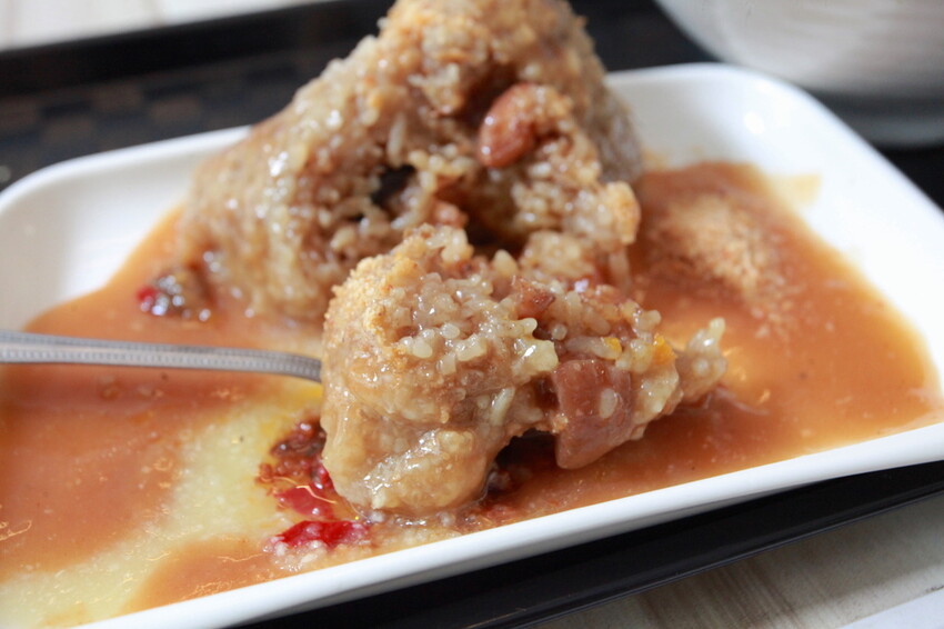 高雄市苓雅區吃。高雄美食|苓雅區。「成粿商行」幾位年輕人研發創立這間專賣傳統古早味美食,有賣碗粿、肉粽、排骨蔬菜