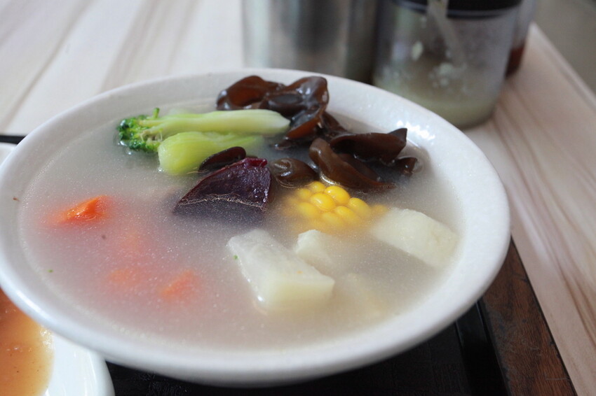 高雄市苓雅區吃。高雄美食|苓雅區。「成粿商行」幾位年輕人研發創立這間專賣傳統古早味美食,有賣碗粿、肉粽、排骨蔬菜