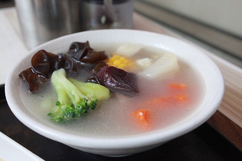 高雄市苓雅區吃。高雄美食|苓雅區。「成粿商行」幾位年輕人研發創立這間專賣傳統古早味美食,有賣碗粿、肉粽、排骨蔬菜