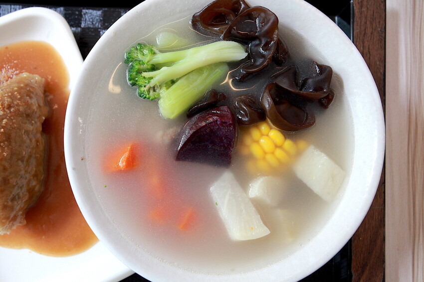 高雄市苓雅區吃。高雄美食|苓雅區。「成粿商行」幾位年輕人研發創立這間專賣傳統古早味美食,有賣碗粿、肉粽、排骨蔬菜