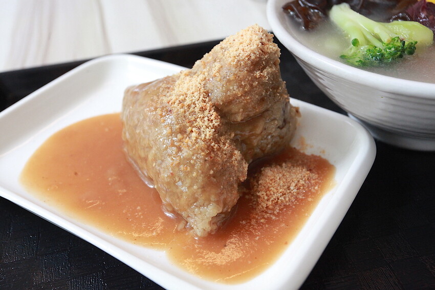 高雄市苓雅區吃。高雄美食|苓雅區。「成粿商行」幾位年輕人研發創立這間專賣傳統古早味美食,有賣碗粿、肉粽、排骨蔬菜