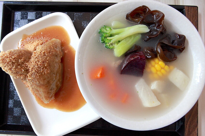 高雄市苓雅區吃。高雄美食|苓雅區。「成粿商行」幾位年輕人研發創立這間專賣傳統古早味美食,有賣碗粿、肉粽、排骨蔬菜