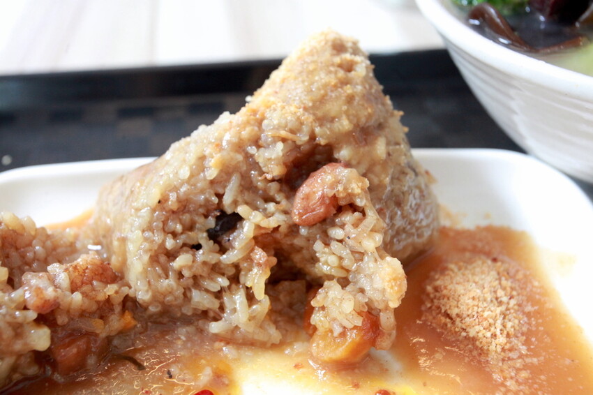 高雄市苓雅區吃。高雄美食|苓雅區。「成粿商行」幾位年輕人研發創立這間專賣傳統古早味美食,有賣碗粿、肉粽、排骨蔬菜