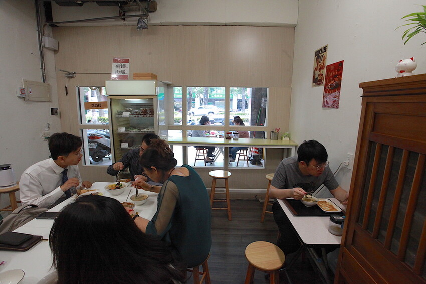 高雄市苓雅區吃。高雄美食|苓雅區。「成粿商行」幾位年輕人研發創立這間專賣傳統古早味美食,有賣碗粿、肉粽、排骨蔬菜