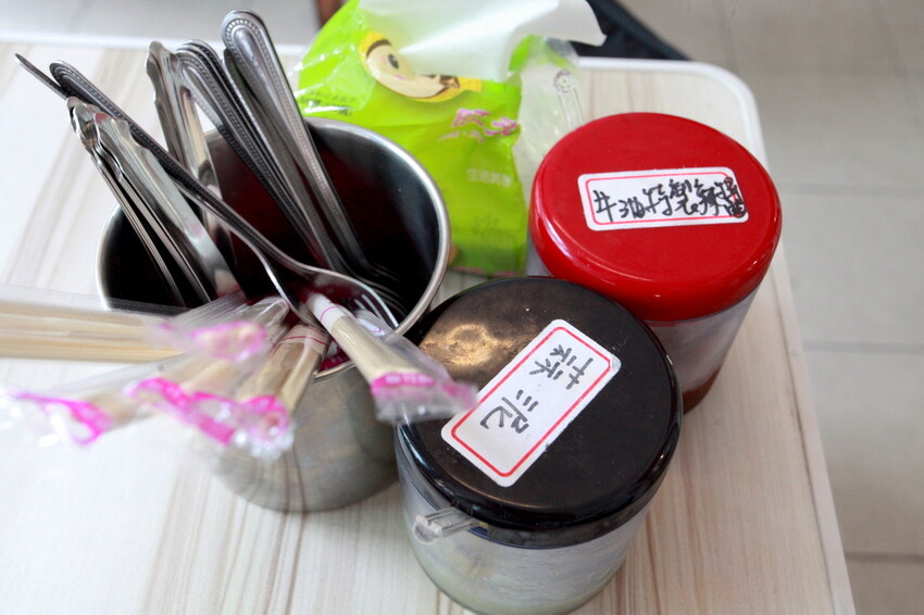 高雄市苓雅區吃。高雄美食|苓雅區。「成粿商行」幾位年輕人研發創立這間專賣傳統古早味美食,有賣碗粿、肉粽、排骨蔬菜