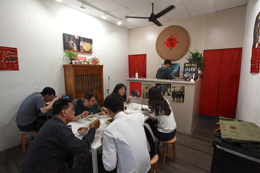 高雄市苓雅區吃。高雄美食|苓雅區。「成粿商行」幾位年輕人研發創立這間專賣傳統古早味美食,有賣碗粿、肉粽、排骨蔬菜