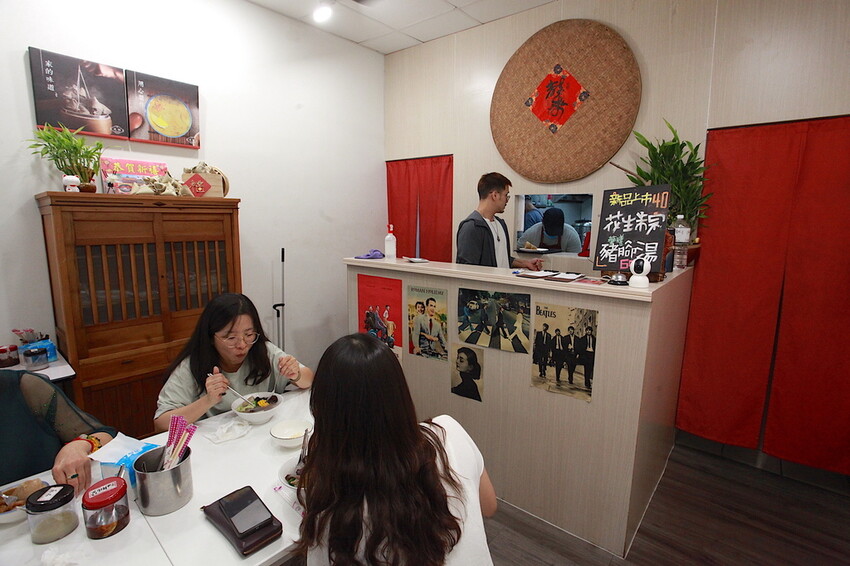 高雄市苓雅區吃。高雄美食|苓雅區。「成粿商行」幾位年輕人研發創立這間專賣傳統古早味美食,有賣碗粿、肉粽、排骨蔬菜