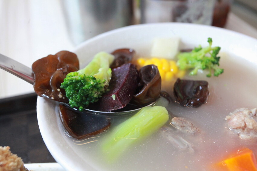 高雄市苓雅區吃。高雄美食|苓雅區。「成粿商行」幾位年輕人研發創立這間專賣傳統古早味美食,有賣碗粿、肉粽、排骨蔬菜