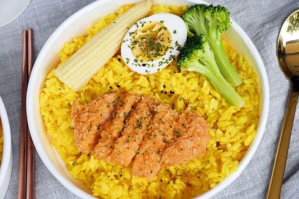 高雄市苓雅區高雄咖哩飯推薦【異馥咖哩】想吃咖哩又想要有特色？這裡咖哩風味層次豐富、還使用薑黃飯更升級～外帶專賣店