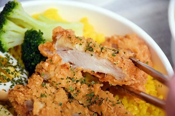 高雄市苓雅區高雄咖哩飯推薦【異馥咖哩】想吃咖哩又想要有特色？這裡咖哩風味層次豐富、還使用薑黃飯更升級～外帶專賣店