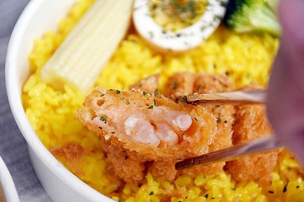 高雄市苓雅區高雄咖哩飯推薦【異馥咖哩】想吃咖哩又想要有特色？這裡咖哩風味層次豐富、還使用薑黃飯更升級～外帶專賣店