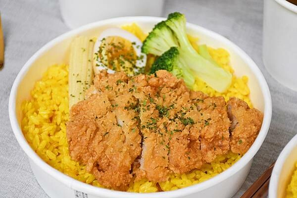 高雄市苓雅區高雄咖哩飯推薦【異馥咖哩】想吃咖哩又想要有特色？這裡咖哩風味層次豐富、還使用薑黃飯更升級～外帶專賣店