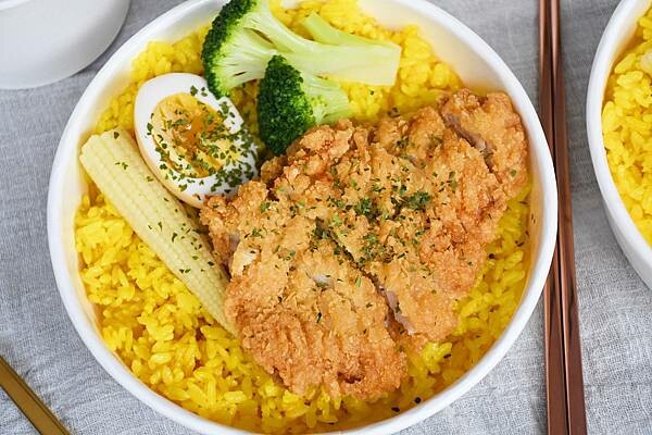 高雄市苓雅區高雄咖哩飯推薦【異馥咖哩】想吃咖哩又想要有特色？這裡咖哩風味層次豐富、還使用薑黃飯更升級～外帶專賣店