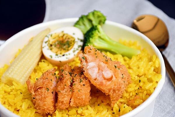 高雄市苓雅區高雄咖哩飯推薦【異馥咖哩】想吃咖哩又想要有特色？這裡咖哩風味層次豐富、還使用薑黃飯更升級～外帶專賣店