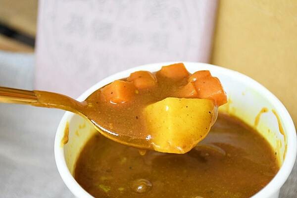 高雄市苓雅區高雄咖哩飯推薦【異馥咖哩】想吃咖哩又想要有特色？這裡咖哩風味層次豐富、還使用薑黃飯更升級～外帶專賣店