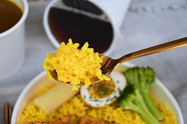 高雄市苓雅區高雄咖哩飯推薦【異馥咖哩】想吃咖哩又想要有特色？這裡咖哩風味層次豐富、還使用薑黃飯更升級～外帶專賣店