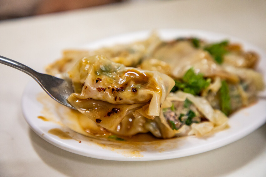 彰化柳家紅油抄手！在地人激推40元8顆大份量抄手，乾麵份量嚇死人。