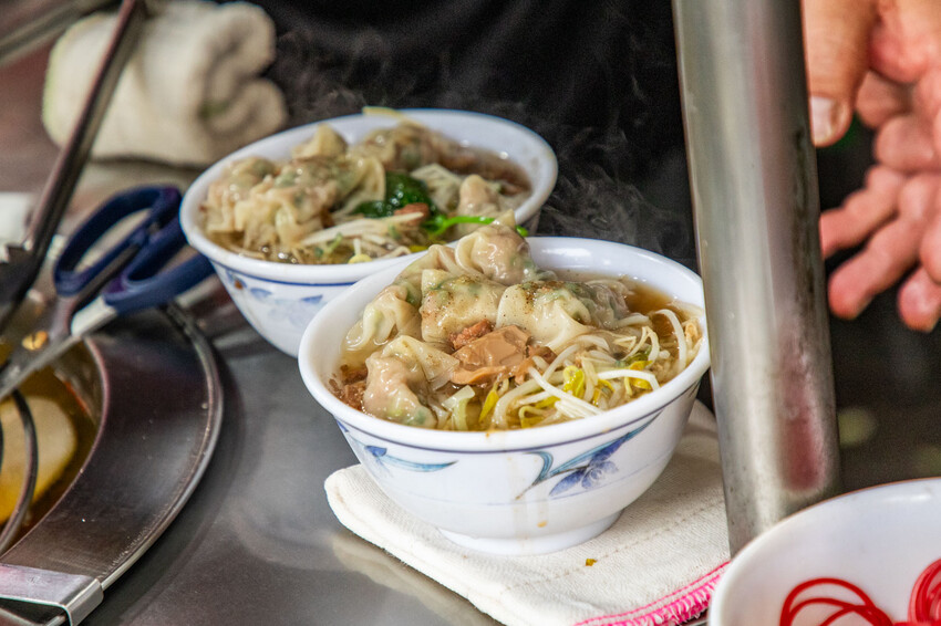 彰化柳家紅油抄手！在地人激推40元8顆大份量抄手，乾麵份量嚇死人。