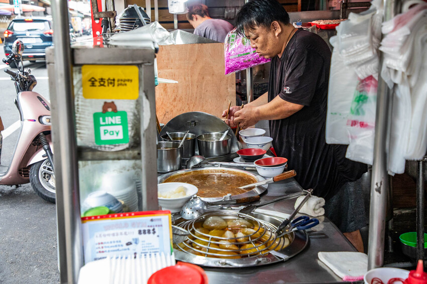 彰化柳家紅油抄手！在地人激推40元8顆大份量抄手，乾麵份量嚇死人。
