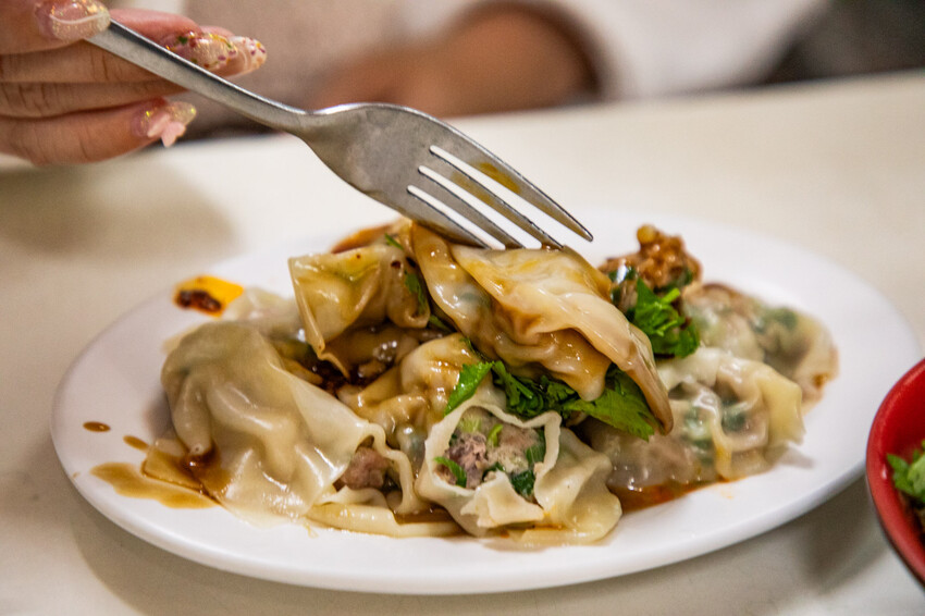 彰化柳家紅油抄手！在地人激推40元8顆大份量抄手，乾麵份量嚇死人。