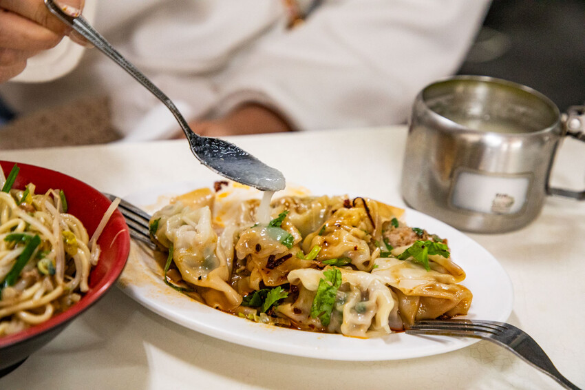 彰化柳家紅油抄手！在地人激推40元8顆大份量抄手，乾麵份量嚇死人。