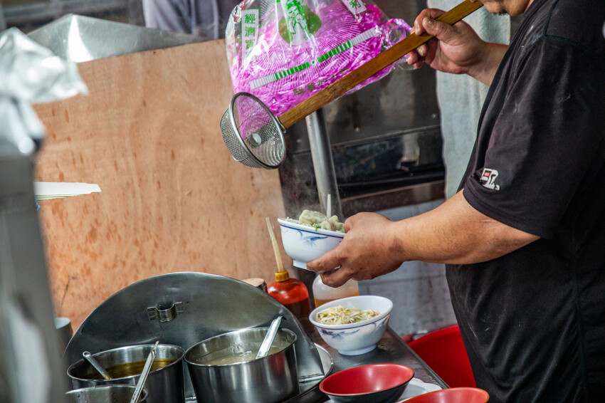 彰化柳家紅油抄手！在地人激推40元8顆大份量抄手，乾麵份量嚇死人。