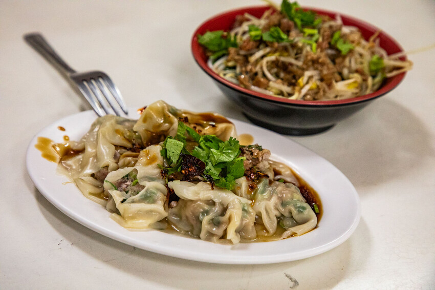 彰化柳家紅油抄手！在地人激推40元8顆大份量抄手，乾麵份量嚇死人。