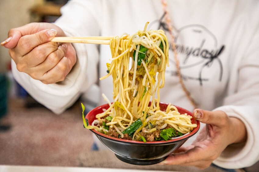 彰化柳家紅油抄手！在地人激推40元8顆大份量抄手，乾麵份量嚇死人。