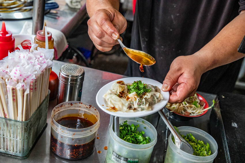 彰化柳家紅油抄手！在地人激推40元8顆大份量抄手，乾麵份量嚇死人。