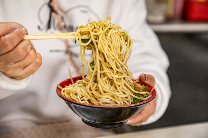 彰化柳家紅油抄手！在地人激推40元8顆大份量抄手，乾麵份量嚇死人。