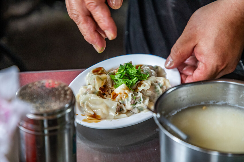 彰化柳家紅油抄手！在地人激推40元8顆大份量抄手，乾麵份量嚇死人。