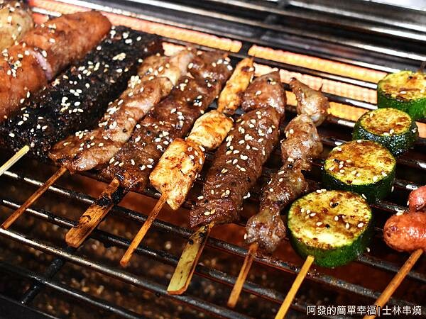 士林串燒10-火爐上的串燒.JPG