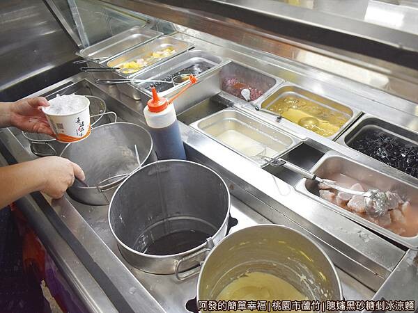 聰嬸黑砂糖剉冰涼麵06-冰品攤台.JPG