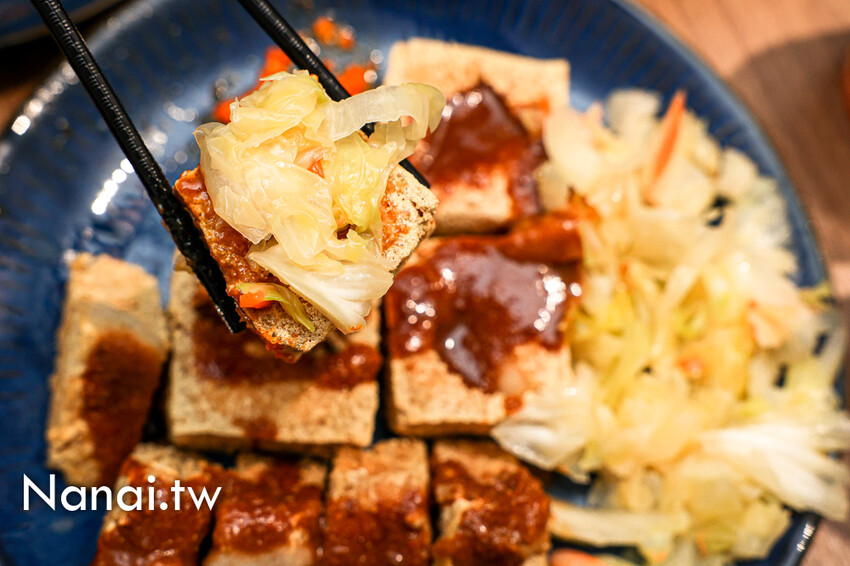 這家綜合臭豆腐一次吃到兩種口感！爆汁臭豆腐外酥內嫩超過癮。還有麻辣臭豆腐，內用紅茶免費喝，兄長逆襲(有心臭豆腐)
