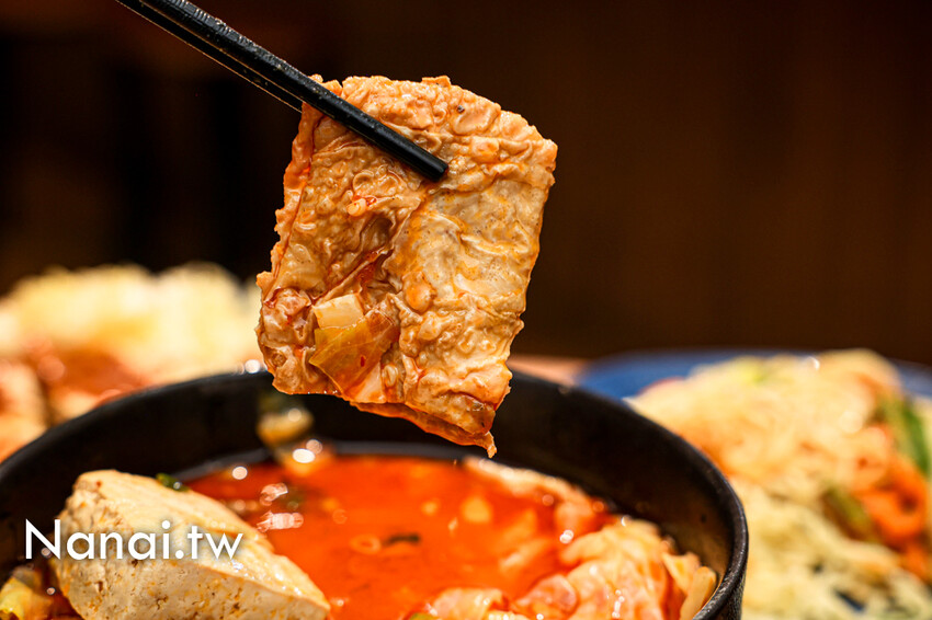 這家綜合臭豆腐一次吃到兩種口感！爆汁臭豆腐外酥內嫩超過癮。還有麻辣臭豆腐，內用紅茶免費喝，兄長逆襲(有心臭豆腐)