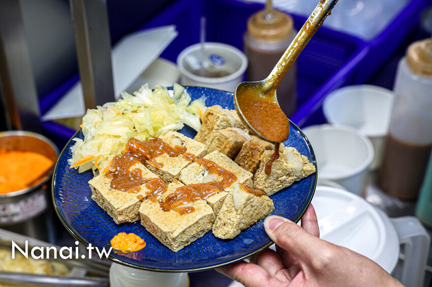 這家綜合臭豆腐一次吃到兩種口感！爆汁臭豆腐外酥內嫩超過癮。還有麻辣臭豆腐，內用紅茶免費喝，兄長逆襲(有心臭豆腐)