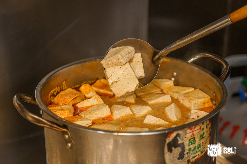 兄長逆襲 有心臭豆腐二代店|彰化臭豆腐推薦,還有麻辣臭豆腐,紅茶喝到飽 - 莎笠,小日子