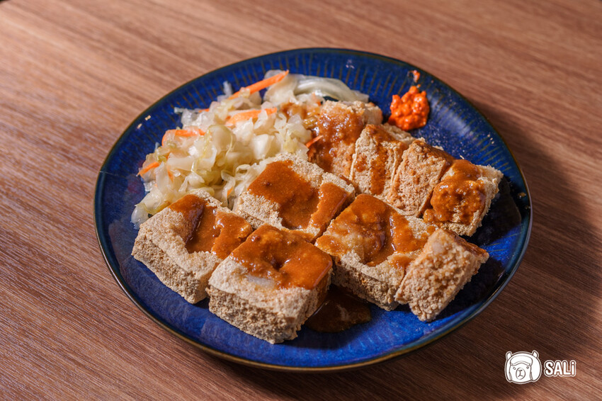 兄長逆襲 有心臭豆腐二代店|彰化臭豆腐推薦,還有麻辣臭豆腐,紅茶喝到飽 - 莎笠,小日子