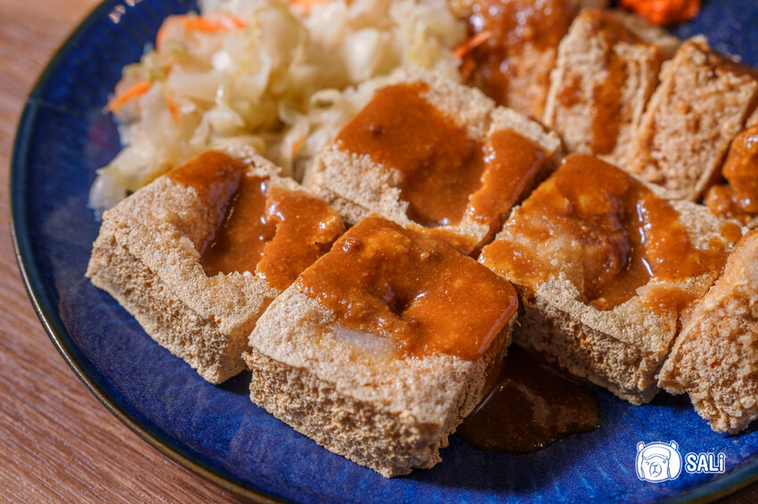 兄長逆襲 有心臭豆腐二代店|彰化臭豆腐推薦,還有麻辣臭豆腐,紅茶喝到飽 - 莎笠,小日子